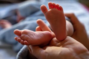 足の臭いが気になる子供への効果的な対策は？
